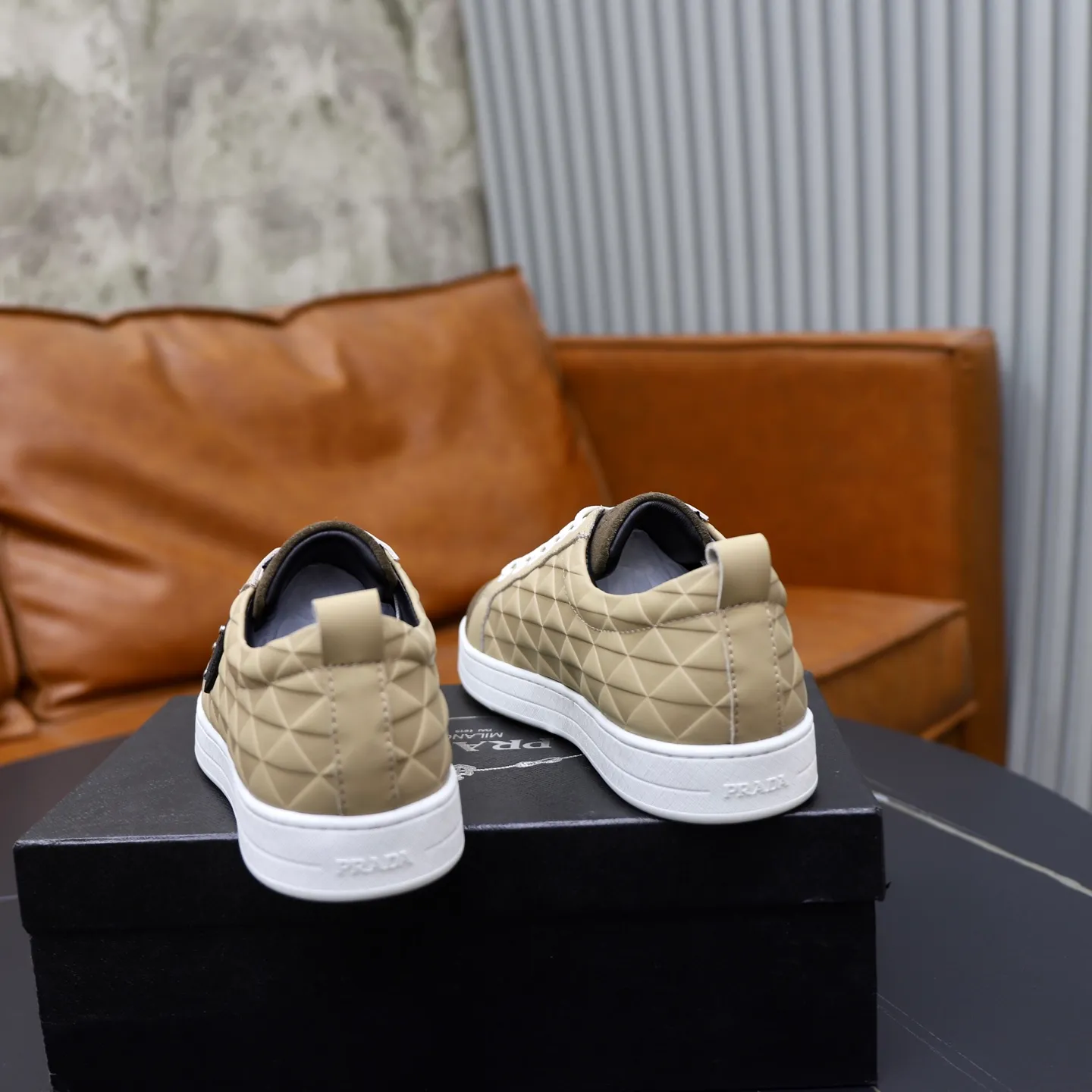 Ex-factory price: 420💰🙅‍♂️🙅‍♂️🙅‍♂️ Brand: PRADA Standard code: 38-44 (45 customized) Grade: Same as the official website Material: Original leather splicing Comfortable and breathable sheepskin lining Original wear-resistant outsole Style category: Men's fashion casual shoes Running sports shoes Distinguished luxury brand elements Top luxury Color: actual picture color